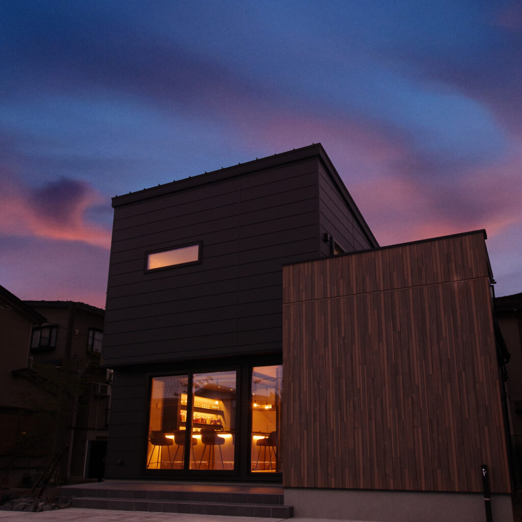 夜外に魅せる家、D-GRID HOUSINGのモデルハウス『the BAR』の外観 D-GRID HOUSING 新潟の新築住宅モデルハウス the BAR